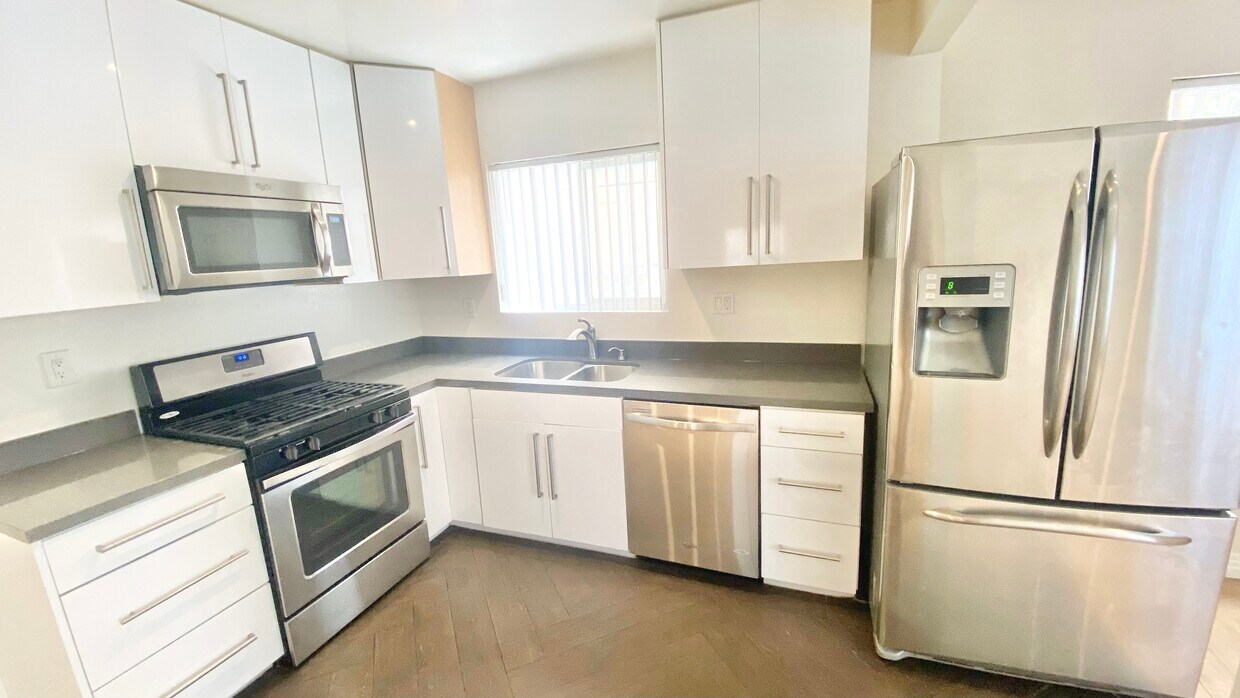 Foto principal - 3840 Ingraham St