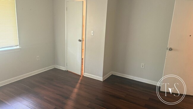 Building Photo - WINTER MOVE IN SPECIAL: 50% OFF 1st FULL MONTH'S RENT* and RATE DROP ALERT (was $1500/month)!