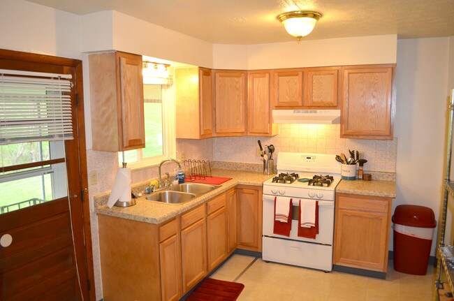 Building Photo - 8864 United Ln