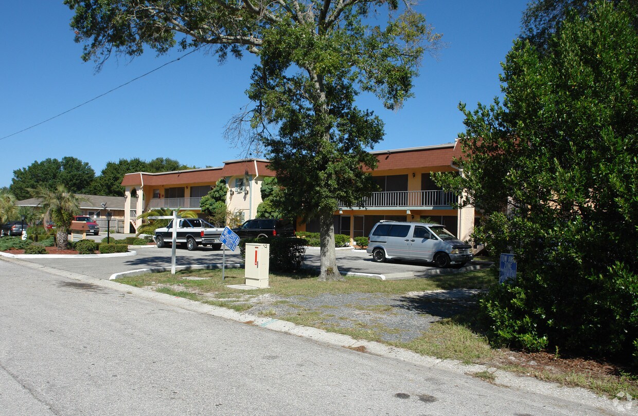 Kimberly Manor Apartments in Clearwater, FL