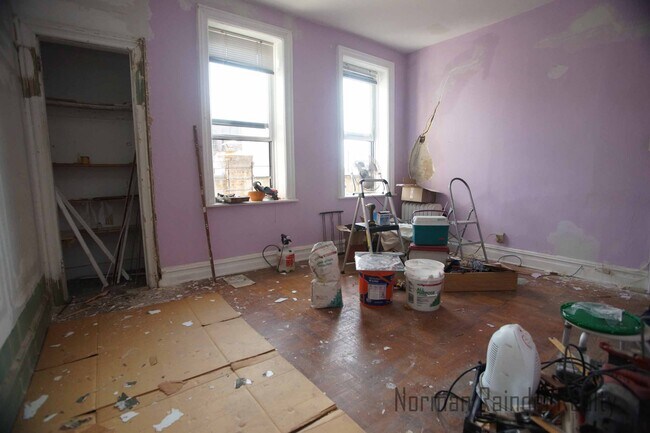 Building Photo - 1315 W 7th St