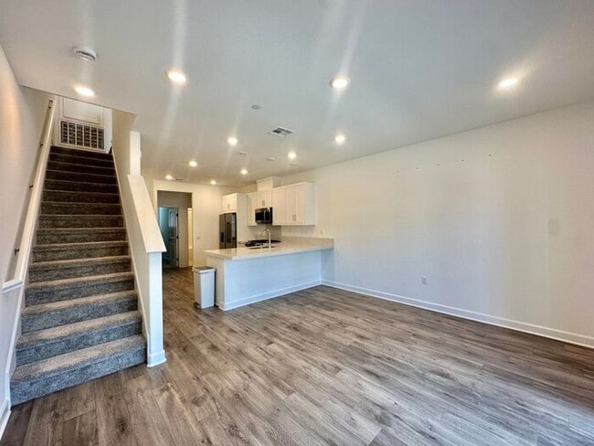 Building Photo - Modern 3BR Townhome in Ocean View Hills with Attached Garage & Open Floor Plan