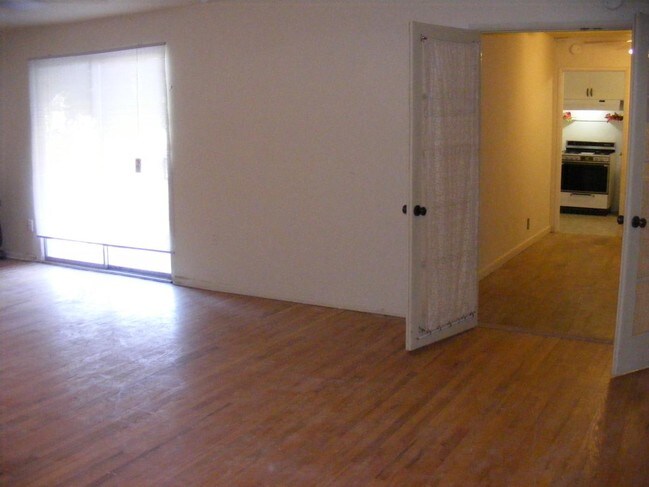 Habitación adicional con entrada exterior - 15252 Devonshire St