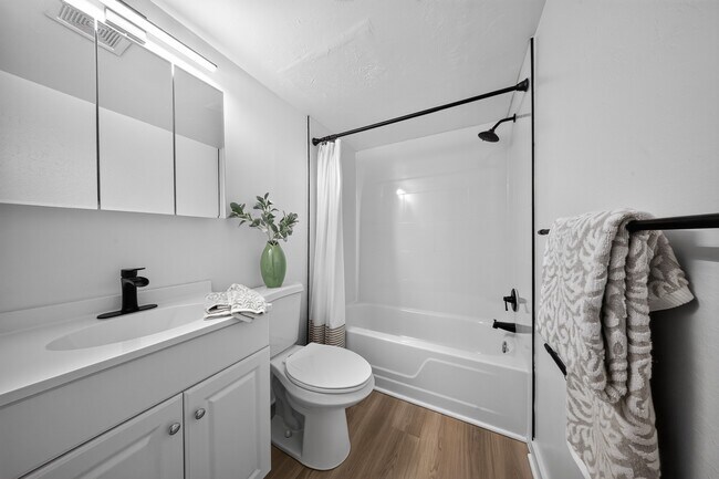 Eleve su nivel de vida en The Woods at Ambler, una comunidad de Eagle Rock. Este baño de diseño exquisito cuenta con accesorios modernos y acabados elegantes, creando un oasis de tranquilidad. ¡Descubra hoy mismo las posibilidades de una vida de lujo! - The Woods at Ambler, an Eagle Rock Community