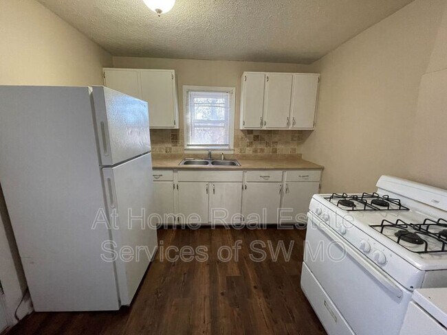 Foto del edificio - 515 E Chase St