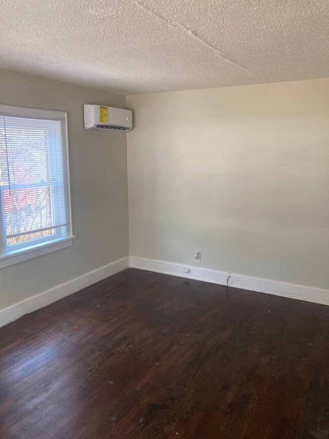 Building Photo - 403 N Elm St NW