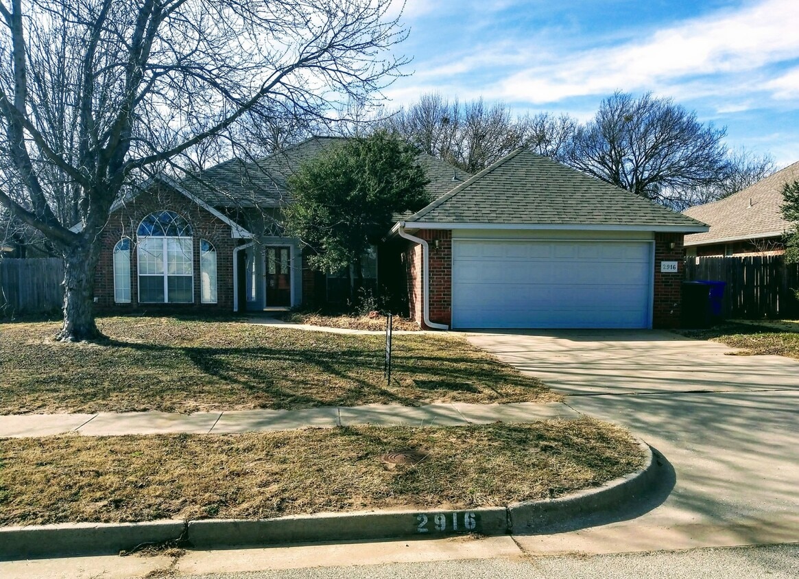 Very nice 3 bed + office, in Berkley Addition in west Norman! - Very nice 3 bed + office, in Berkley Addition in west Norman!