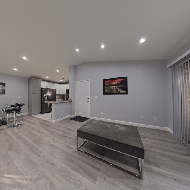 Foto del edificio - 1 BED 1 BATH CONDO 2nd FLOOR AT OPULENCE!