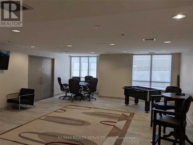 Photo du bâtiment - 812 Lansdowne Ave