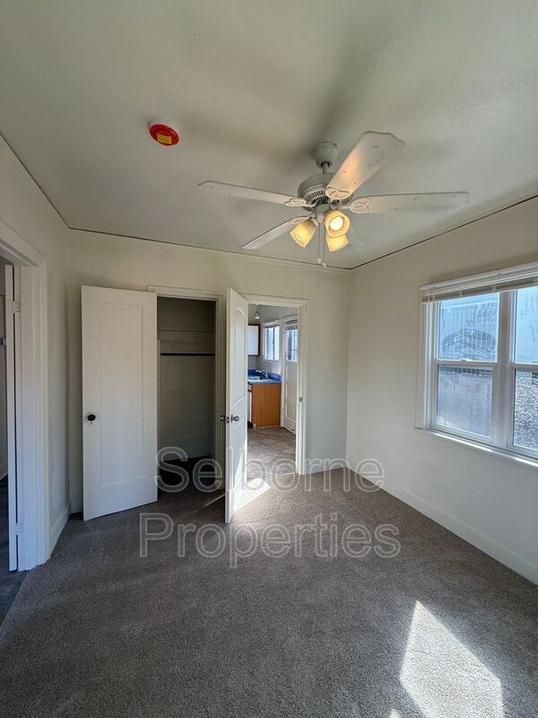 Building Photo - 527 Callan Ave