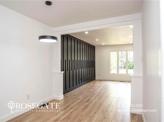 Photo du bâtiment - Spacious 3-Bedroom Main-Level Apartment with Front Porch & Parking in London