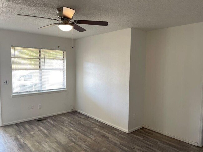 Building Photo - 3 bed 1 bath 1 car in SE Okc!