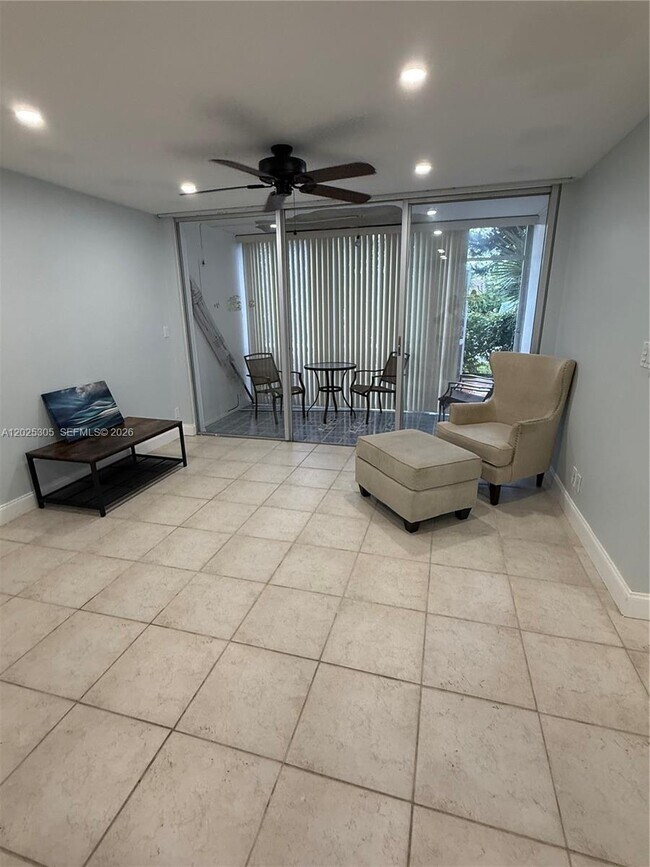 Foto del edificio - 942 NE 199th St
