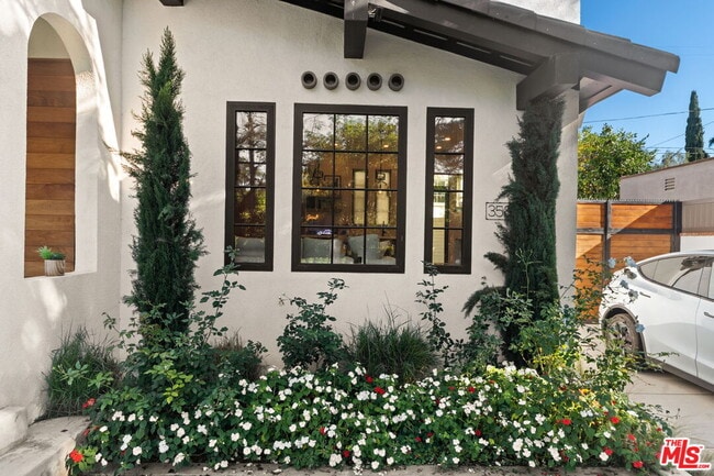 Foto del edificio - 358 N Bronson Ave