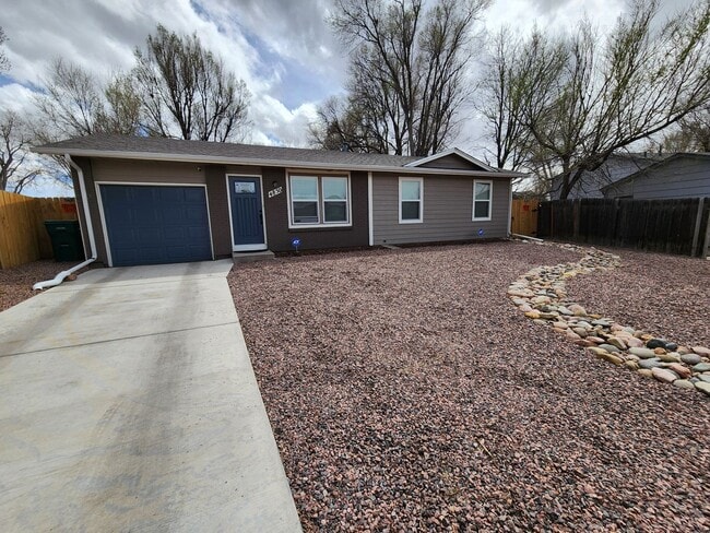 Building Photo - Cozy 3/2/2 Home Located Near Fort Carson &...