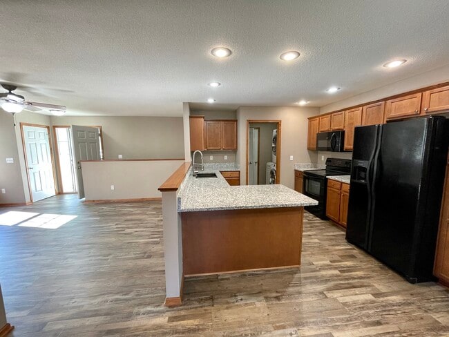 Foto del edificio - 738 NE Spring St