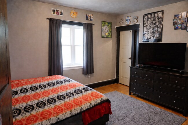 Foto del edificio - 3284-86 N Oakland Ave