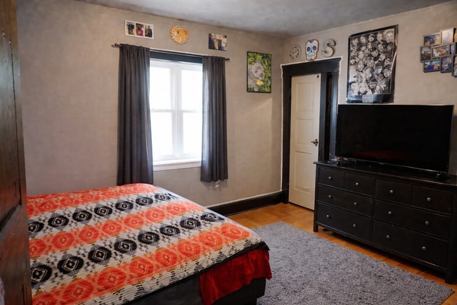 Building Photo - 3284-86 N Oakland Ave