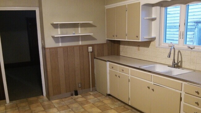 Building Photo - 1633 Capouse Ave
