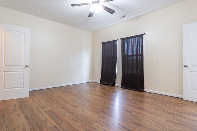 Building Photo - MOVE IN READY 3 Bedroom!
