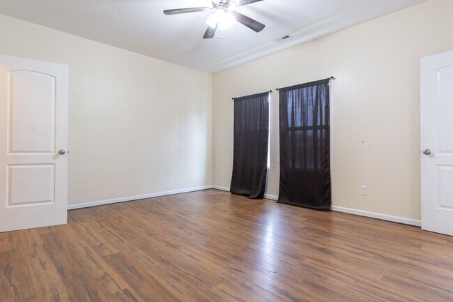 Foto del edificio - MOVE IN READY 3 Bedroom!