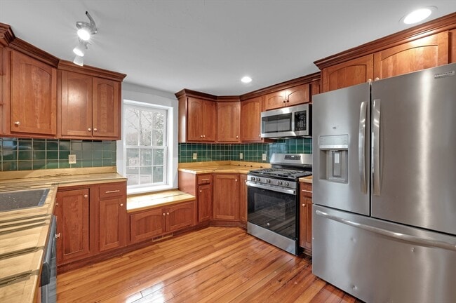 Building Photo - 22 School St