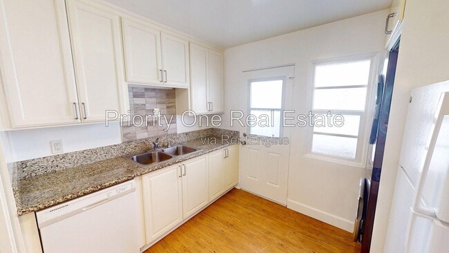 Building Photo - 427 20th St