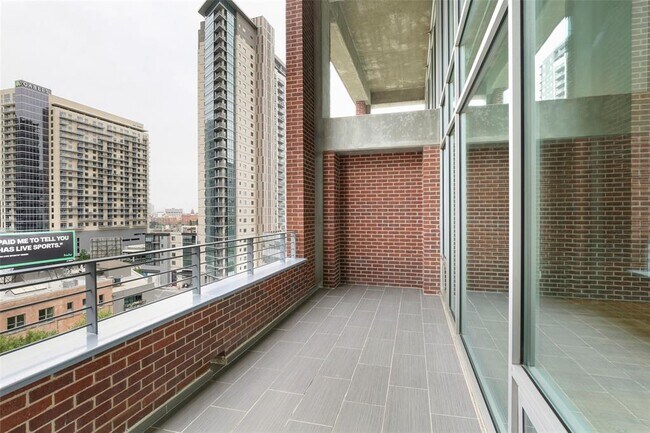 Foto del edificio - 2011 Cedar Springs Rd