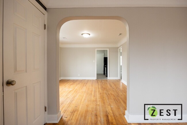 Foto del edificio - 9770 Outer