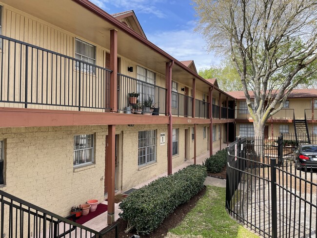 Courtyard - 4710 Airport Blvd
