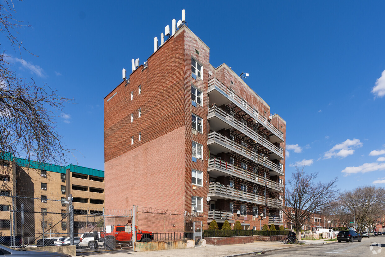 Primary Photo - 575 Herkimer St