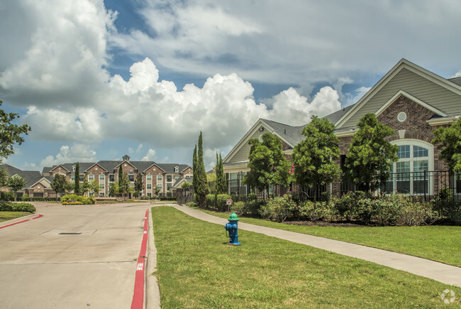 Building Photo - Villas at El Dorado