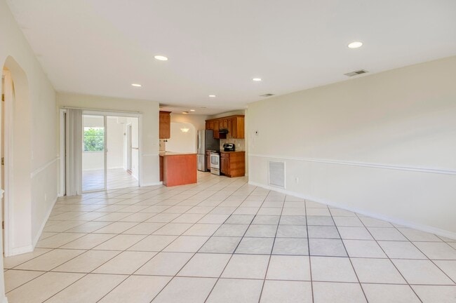 Building Photo - 2074 SE Doverbrook St