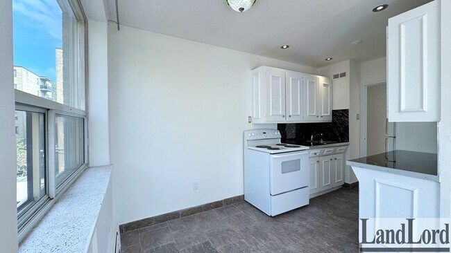 Building Photo - 140 Springhurst Ave