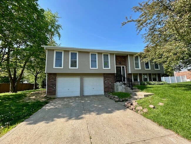 Building Photo - Welcome Home to This Beautifully Maintaine...