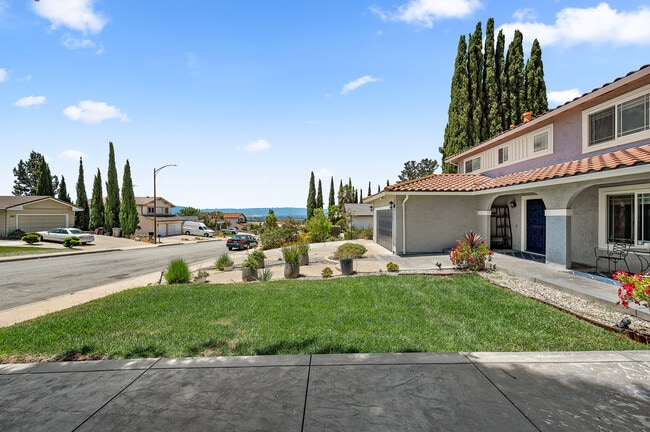 Building Photo - 3661 Slopeview Dr