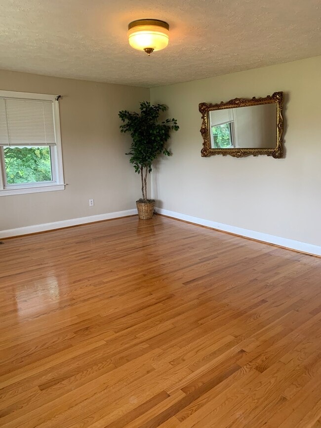 Building Photo - Beautiful 5 bed/2 bath house