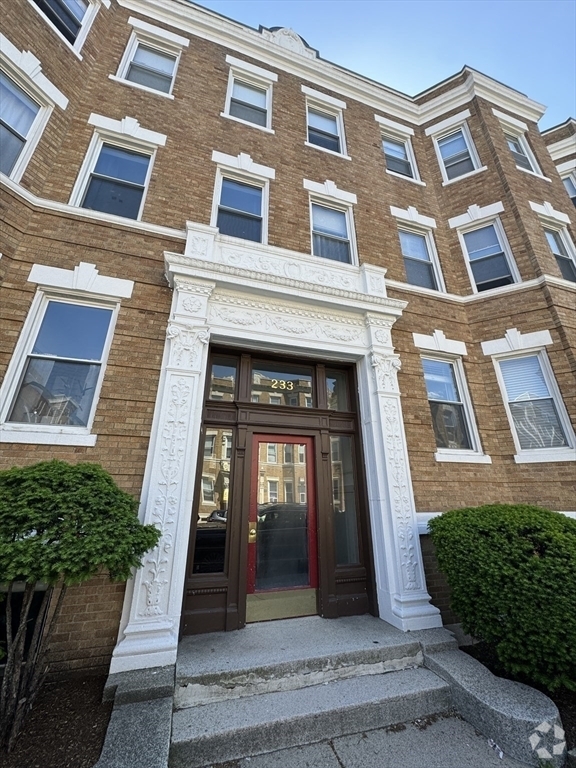Building Photo - 233 Kelton St