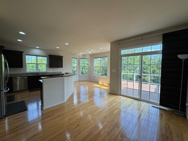 Foto del edificio - Luxurious 3 Bed 2.5 Bath End-Unit Townhome...