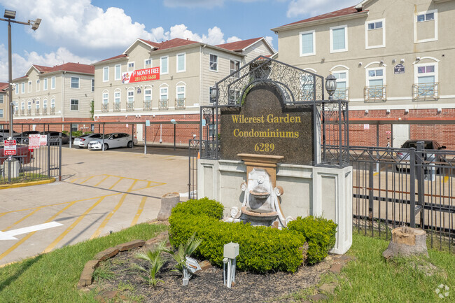 Foto del edificio - Wilcrest Garden Condominiums