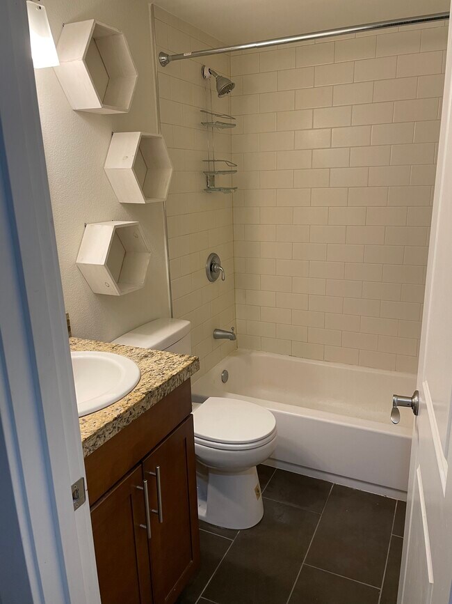 Bath - 900 Summit Ave E