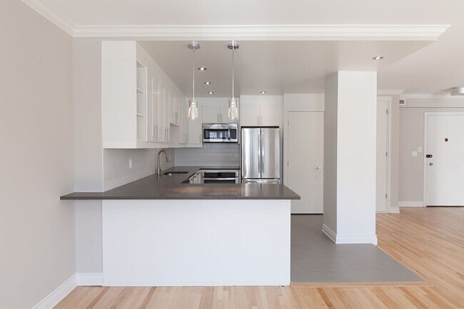 Building Photo - 3495 Rue de la Montagne