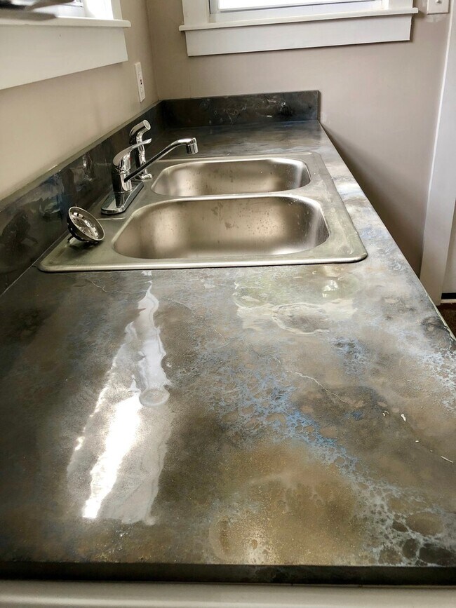 Building Photo - Completely renovated spacious single famil...
