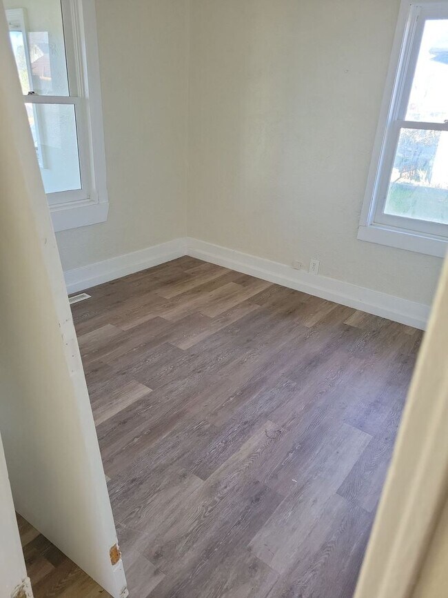 Building Photo - 636 3rd Ave W