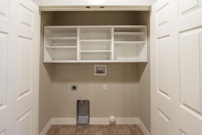 Building Photo - Beautiful Townhouse In Pleasant Grove!