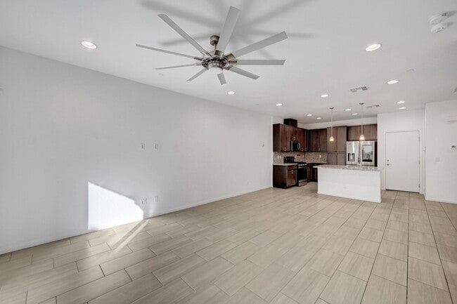 Building Photo - 3 Bedroom 2.5 Bath Townhome in Tuscany!