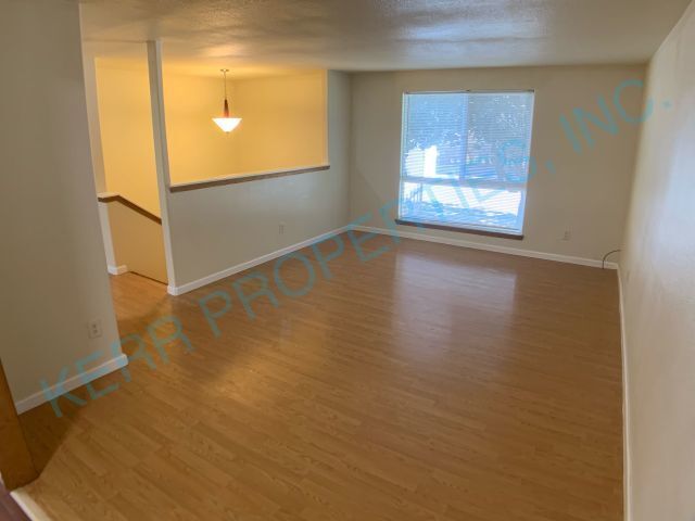 Building Photo - Charming 2-Bedroom Multiplex in Gresham – ...