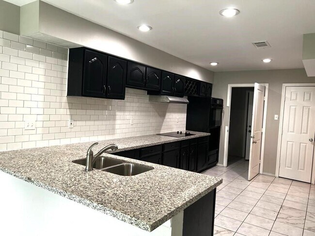 Foto del edificio - 1818 Pine Hollow Dr
