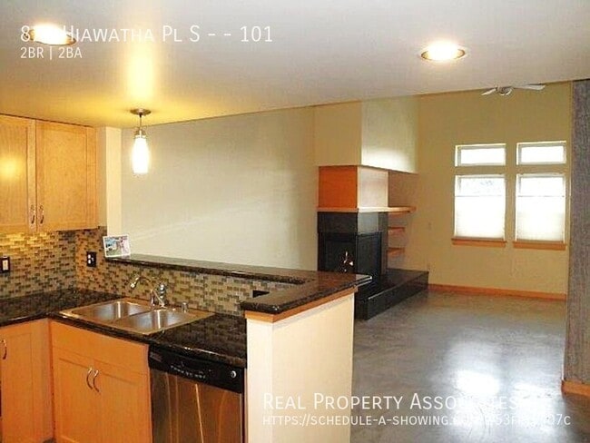 Building Photo - 827 Hiawatha Pl S