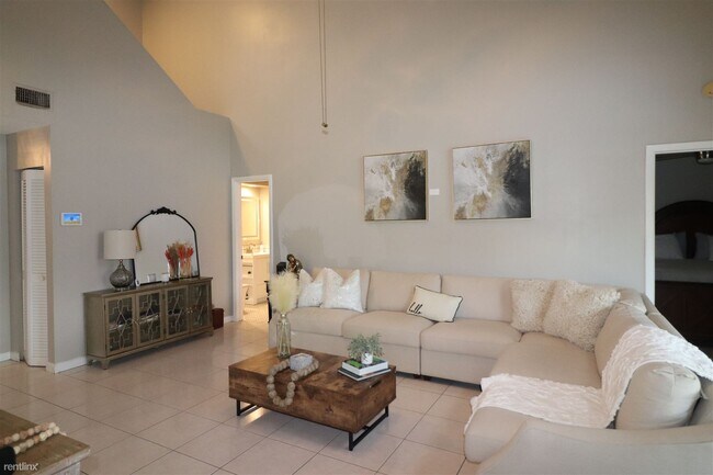 Building Photo - 3 br, 2.5 bath House - 5501 NW 51st Ave Wi...